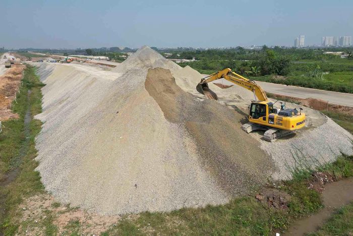 8 bãi vật liệu được tập kết trên công trường phục vụ thi công hạng mục cấp phối đá dăm. Ảnh: Hữu Chánh