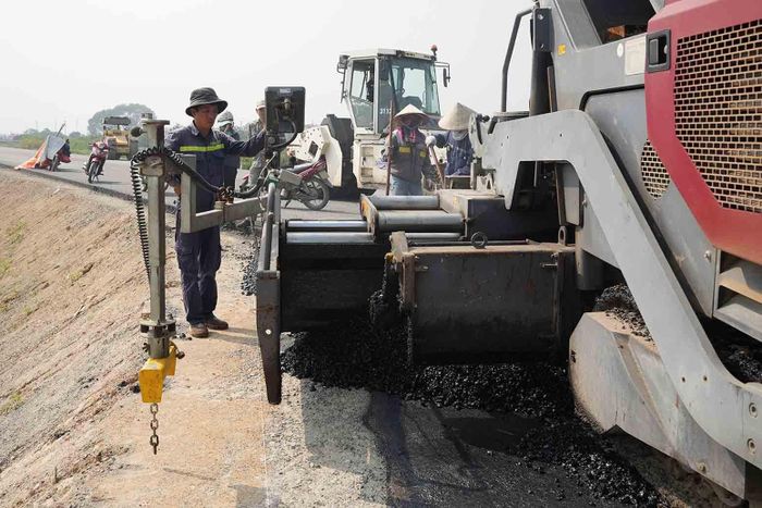 300 đầu máy, 200 kỹ sư, công nhân được huy động, làm việc ngày đêm trên công trường dự án. Ảnh: Hữu Chánh