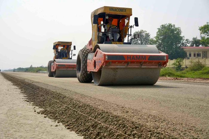 Trên công trường, nhà thầu bố trí 3 dây chuyền thi công hạng mục cấp phối đá dăm. Ảnh: Hữu Chánh