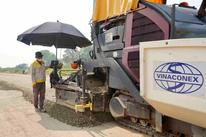 Công tác thi công cấp phối đá dăm đã được triển khai 8km đường song hành. Ảnh: Hữu Chánh