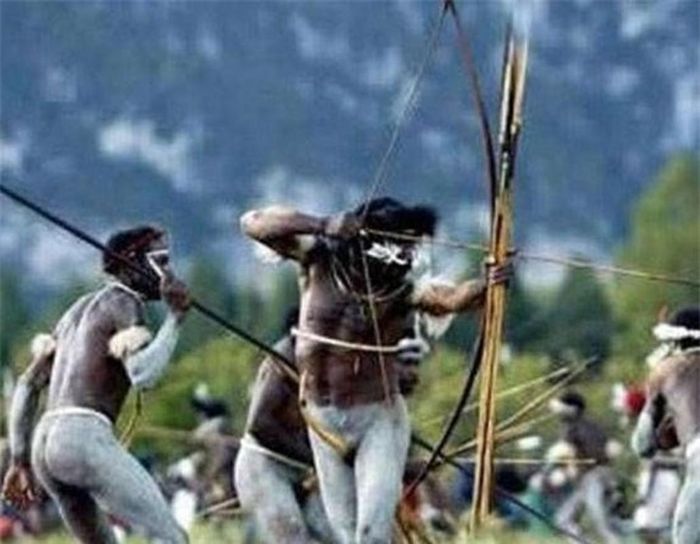 Sinh sống ở Zaire (Congo), tộc người này chưa bao giờ có hệ thống chữ viết, cũng không học tập tộc người khác phát minh ra chữ viết, không có nhu cầu giao lưu với thế giới bên ngoài. Mọi kỹ năng sống đều được truyền khẩu từ đời này sang đời khác.