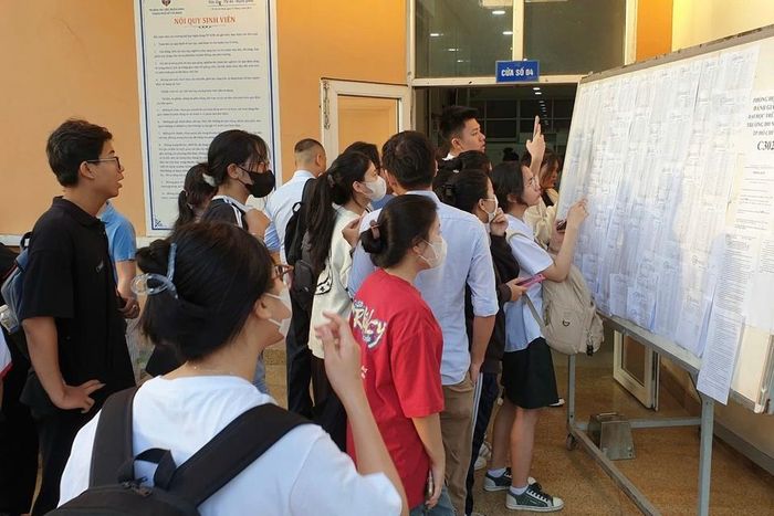 Thí sinh tham dự kỳ thi V-SAT năm 2024 tổ chức tại Đại học Ngân hàng TP.HCM. Ảnh: HUB.