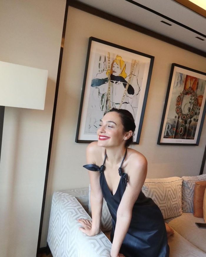 Gal Gadot tự tin khoe dáng sau 4 lần sinh con. Ảnh: @gal_gadot.