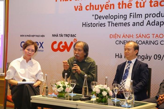 Bà Đinh Thị Thanh Hương (bìa trái) đảm nhận vai trò host của hai phiên thảo luận