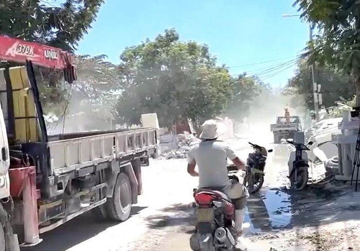 Thợ đục đá sản xuất tượng và cảnh ô nhiễm bụi tại làng đá mỹ nghệ Non Nước.