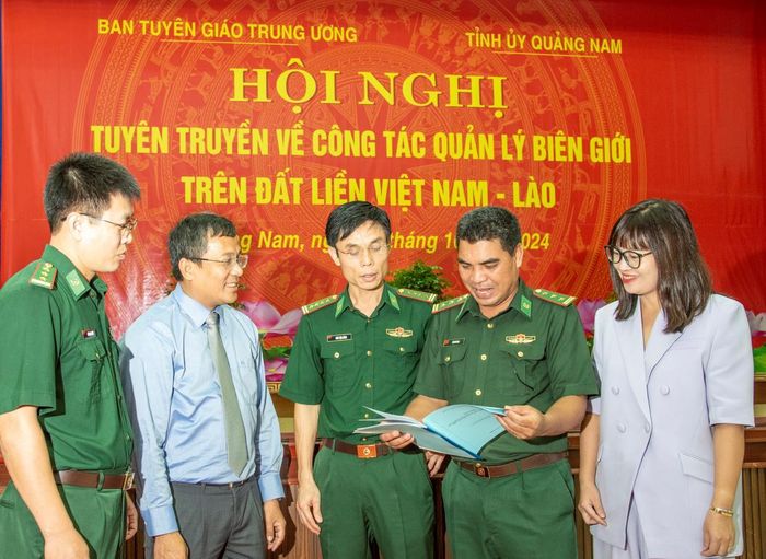 Đồng chí Nguyễn Minh Vũ (thứ 2, từ trái sang) khen ngợi BĐBP luôn sáng tạo, có nhiều mô hình để làm tốt công tác đối ngoại trên tuyến biên giới. Ảnh: Văn Chương