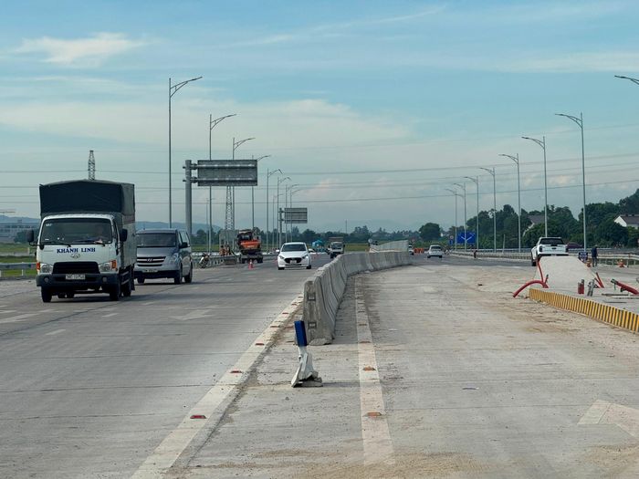 Các nhà thầu đang khẩn trương hoàn thành hạng mục hạ tầng một vị trí thu phí tại nút giao lên xuống tại Nghệ An. Ảnh: Nguyễn Hải