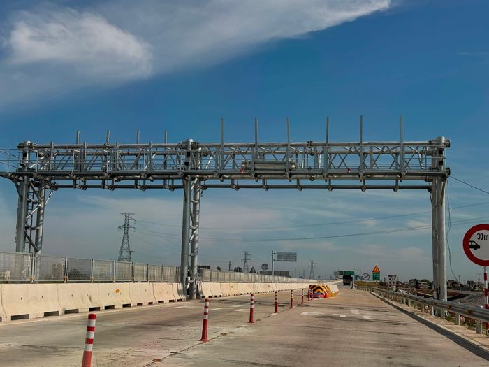 Hạ tầng trạm thu phí chính do doanh nghiệp dự án Diễn Châu - Bãi Vọt đặt trên cao tốc Bắc - Nam, hướng từ Vinh ra Hà Nội, đặt tại đoạn qua xã Diễn Cát, Diễn Châu. Ảnh: Nguyễn Hải