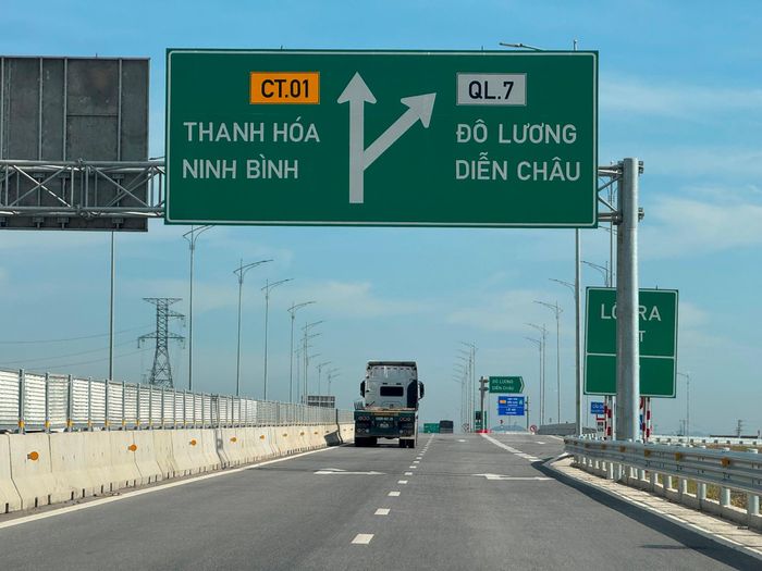 Cao tốc Bắc - Nam đoạn qua xã Diễn Cát, Diễn Châu tại nút giao lên xuống Quốc lộ 7A. Ảnh: Nguyễn Hải