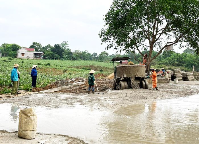 Bà con nhân dân xã Nghĩa Mai - Nghĩa Đàn đóng góp tiền của xây dựng nông thôn mới. Ảnh: Minh Thái