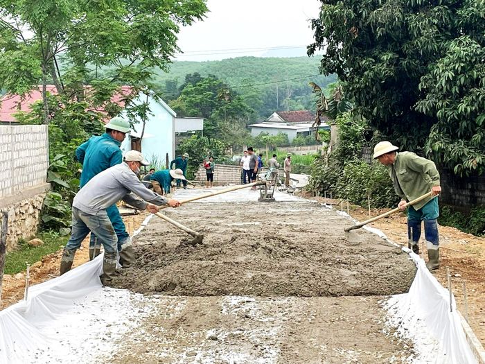 Nhân dân các xã ở huyện Nghĩa Đàn chung sức khép kín hệ thống giao thông bằng bê tông. Ảnh: Minh Thái