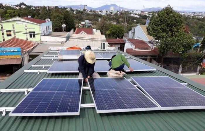  Trong 10 tháng, huy động điện mặt trời đạt 22,44 tỷ kWh. (Ảnh: PV/Vietnam+) 