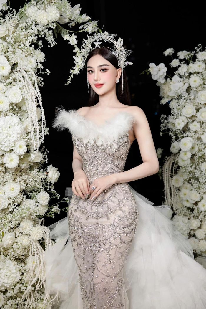 Lâm Khánh Chi đã chi rất nhiều tiền cho việc phẫu thuật thẩm mỹ và chăm sóc sắc đẹp.