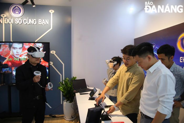 Việc được trải nghiệm các nền tảng, sản phẩm công nghệ góp phần nâng cao nhận thức số của mỗi người dân. Ảnh: CHIẾN THẮNG