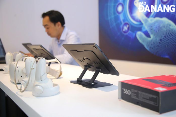 Nhiều doanh nghiệp viễn thông, công nghệ đưa các sản phẩm hiện đại, mới mẻ giới thiệu cho người dân. Ảnh: CHIẾN THẮNG