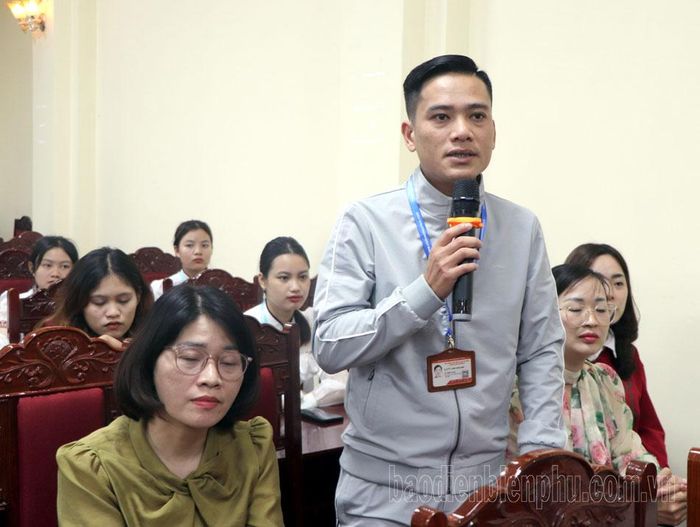 Thí sinh tỉnh Tuyên Quang tìm hiểu thông tin liên quan đến quy chế thi.