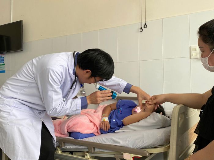 Tại Bệnh viện Đa khoa Tâm Trí Nha Trang, số trẻ nhập viện tăng cao.