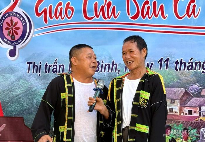 Tiết mục giao lưu hát Sli “Ca ngợi Đảng” của người dân xã Đồng Bục (huyện Lộc Bình)
