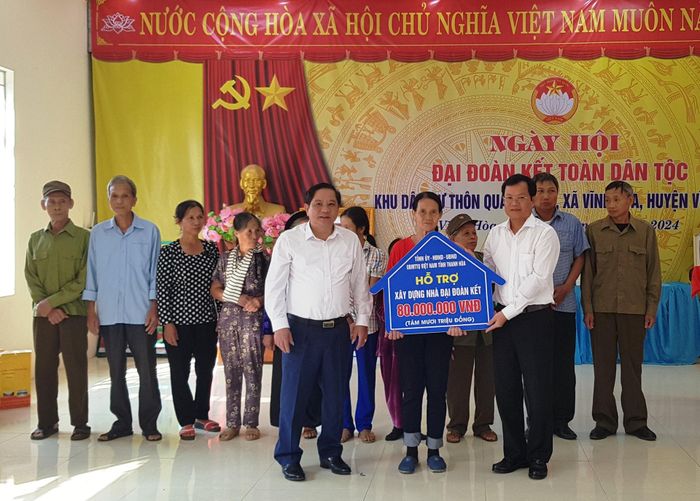 Ông Nguyễn Quang Hải, Phó Chủ tịch HĐND tỉnh cùng ông Võ Minh Khoa, Phó Chủ tịch Ủy ban MTTQ tỉnh Thanh Hóa trao biển xây dựng nhà Đại đoàn kết cho hộ nghèo tại Ngày hội. Ảnh: Nguyễn Chung