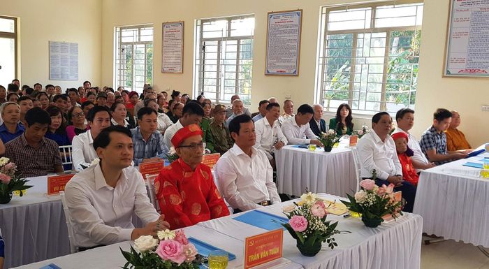 Các đại biểu tham dự Ngày hội cùng bà con nhân dân. Ảnh: Nguyễn Chung