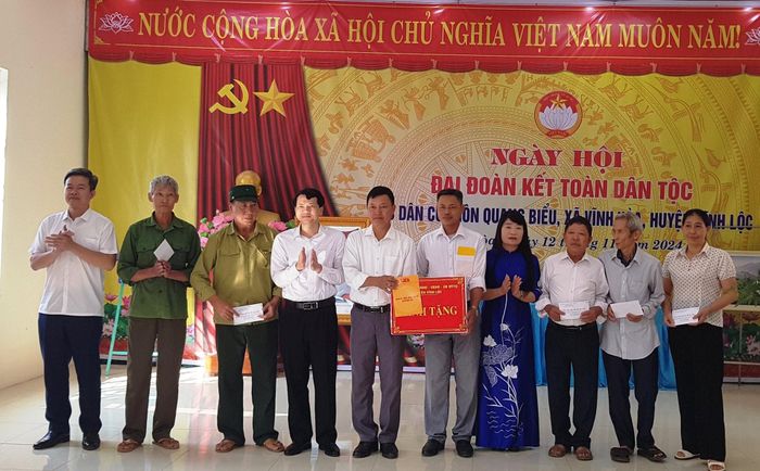 Các lãnh đạo huyện Vĩnh Lộc trao tặng quà cho người dân thôn Quang Biểu tại Ngày hội. Ảnh: Nguyễn Chung