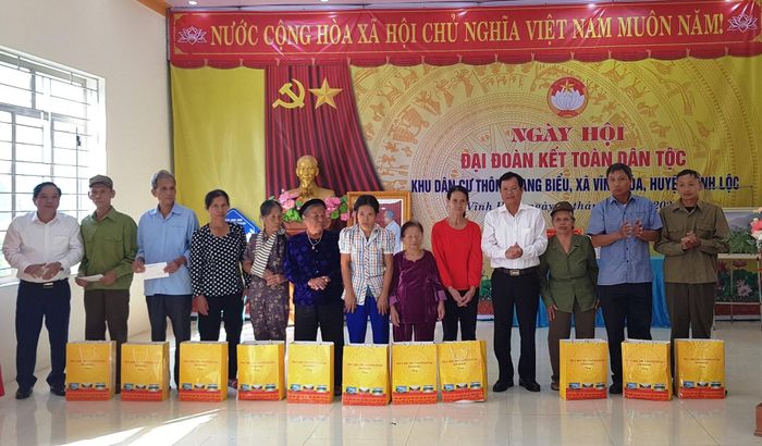 Ông Nguyễn Quang Hải, Phó Chủ tịch HĐND tỉnh Thanh Hóa trao tặng các phần quà cho các hộ dân tại Ngày hội. Ảnh: Nguyễn Chung