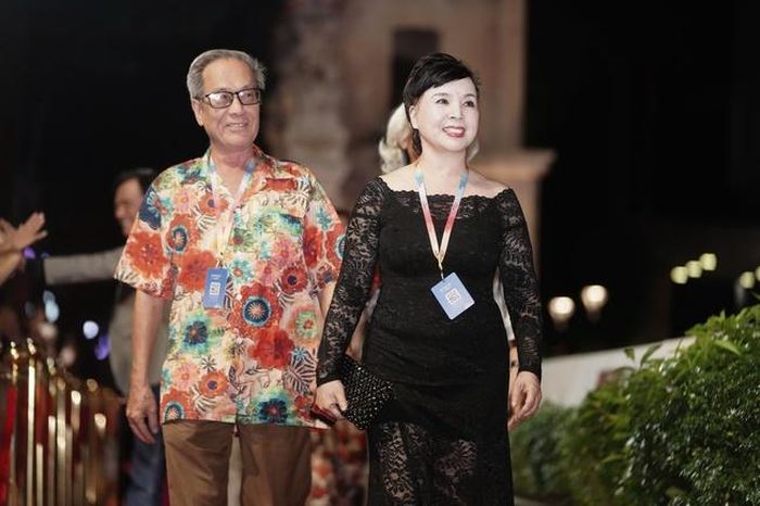 Vợ chồng NSND Lan Hương và đạo diễn Tất Bình trên thảm đỏ sự kiện. Ảnh: Anh Vũ