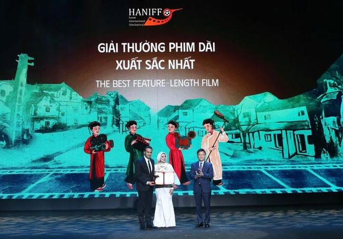 Phó Thủ tướng Lê Thành Long (bìa phải) trao giải thưởng Phim dài xuất sắc nhất cho bộ phim “Hard Shell” (Vỏ bọc) của Iran. Ảnh: Trần Huấn
