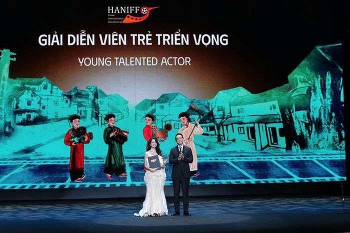 Diễn viên/ Nhà sản xuất Hứa Vĩ Văn trao giải Diễn viên trẻ triển vọng cho Ngọc Xuân (phim “Ngày xưa có một chuyện tình”). Ảnh: Trần Huấn