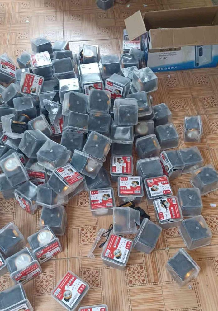  Thông tin trên bao bì hàng hóa không có căn cứ xác định được nguồn gốc nơi sản xuất hoặc xuất xứ của hàng hóa tại hộ kinh doanh V.V.T (địa chỉ tại Xã Quang Trung, huyện Kiến Xương, tỉnh Thái Bình). Ảnh: Cục QLTT tỉnh Thái Bình 