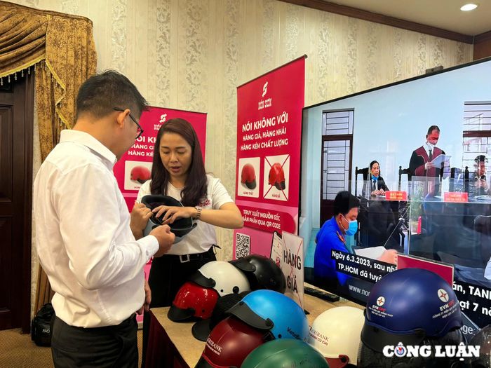Nhiều doanh nghiệp lo lắng về việc hiện nay hình trạng buôn bán hàng giả trên không gian mạng diễn biến phức tạp