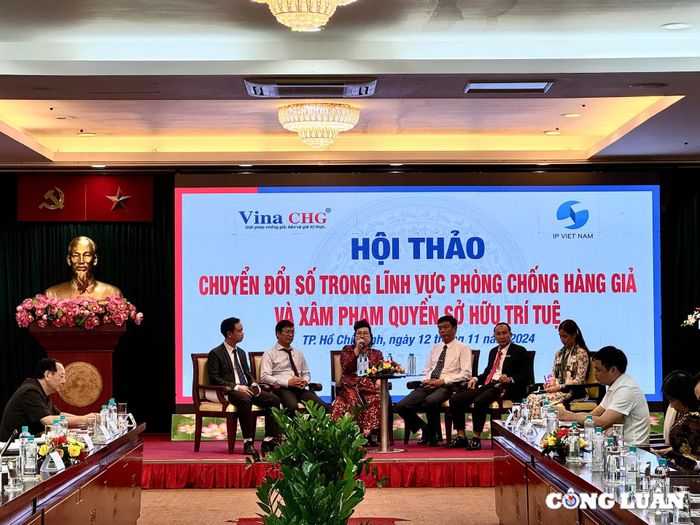 Các khách mời trao đổi tại hội thảo