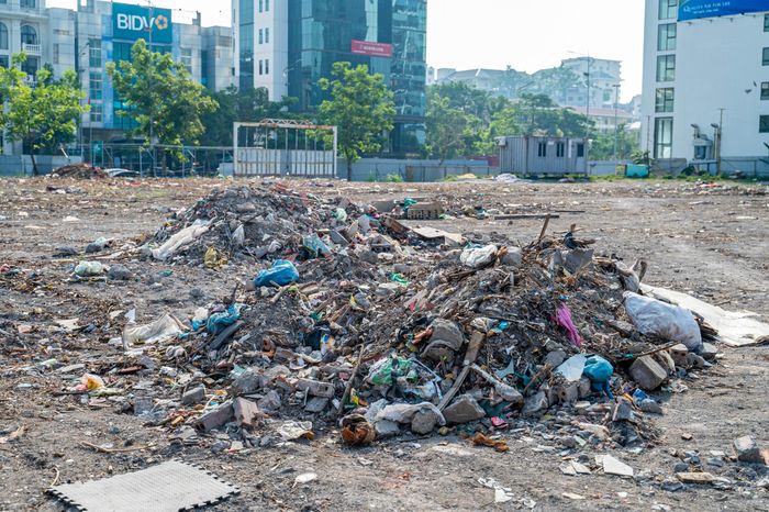 Ông Nguyễn Văn Trung, trú cạnh dự án, cho biết trước đây cũng có một vài máy móc thiết bị được đưa đến nhưng sau đó lại rút đi. Dần dần khu đất bỏ hoang sau đó thành điểm trông giữ xe và bán cây cảnh vào dịp Tết.