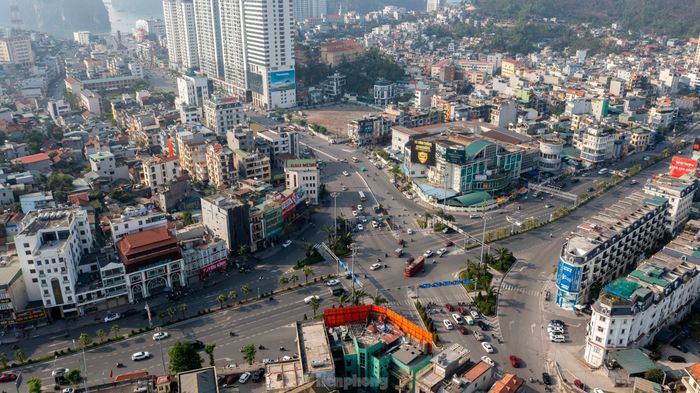 Vị trí thực hiện dự án được giới bất động sản đánh giá là “vị trí vàng” nằm giữa trung tâm TP Hạ Long còn sót lại khi nằm trên trục đường Trần Hưng Đạo với nhiều khối nhà chung cư đã được xây dựng và sát vách với khu chợ sầm uất.