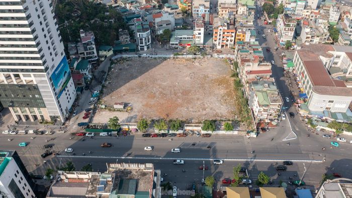 Khu đất thực hiện dự án vẫn là bãi đất trống chỉ tồn tại duy nhất phần nền móng của khu chung cư cũ đã được phá bỏ trước đó.