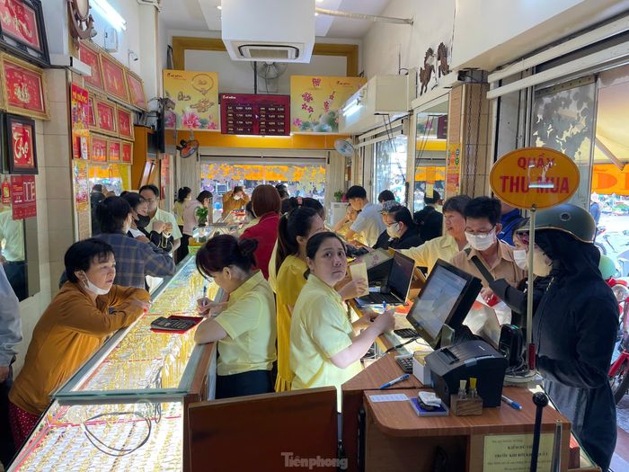Mi Hồng niêm yết giá vàng miếng SJC 80,8 - 84 triệu đồng/lượng (mua vào - bán ra). Giá vàng nhẫn 80,5 triệu đồng/lượng mua vào và 83 triệu đồng/lượng bán ra. Nhân viên liên tục nhìn lên bảng giá điện tử để giao dịch với khách.