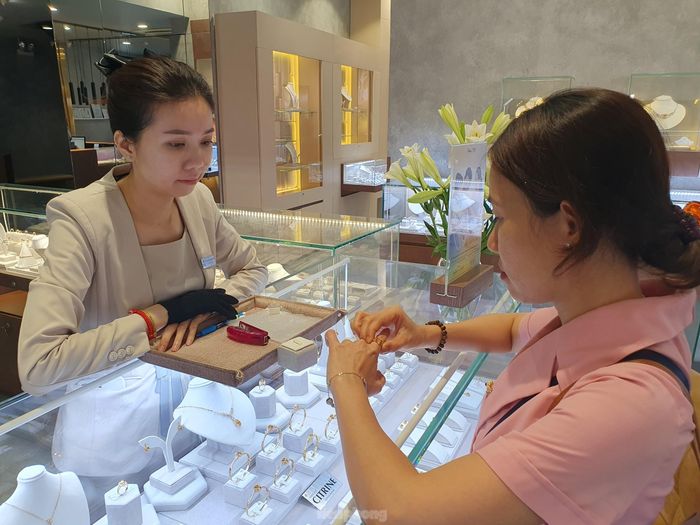 Trong khi đó, tiệm vàng PNJ trên đường Điện Biên Phủ (quận 3) lại hầu như vắng khách. Khi chúng tôi ngỏ ý mua vàng nhẫn tròn, vàng miếng, nhân viên cho biết đã hết hàng nhiều ngày nay, tỏ ra lo lắng không biết dịp Thần tài sắp tới có vàng phục vụ khách hay không. Đa số khách đến PNJ chủ yếu mua trang sức, vàng cưới là chính.