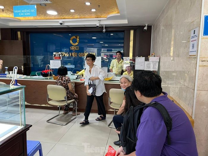 Theo ghi nhận của PV Tiền Phong, khách đến mua vàng SJC thời điểm này đa phần là người lớn tuổi và mua vàng với mục đích để dành. Số lượng vàng mỗi khách mua khá lớn, nhiều người mua từ 1-2 lượng trở lên.