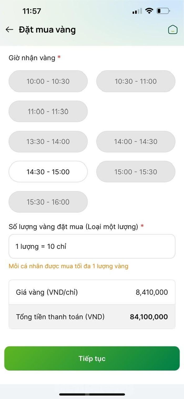 Hiện, người mua vàng trực tuyến qua ngân hàng cũng dễ dàng hơn. Lúc 12h trưa nay, khách hàng vẫn còn suất đăng ký mua vàng miếng SJC tại ngân hàng Vietcombank. Mỗi khách được mua 1 lượng và nhận vàng sau 2 ngày đăng ký thành công.