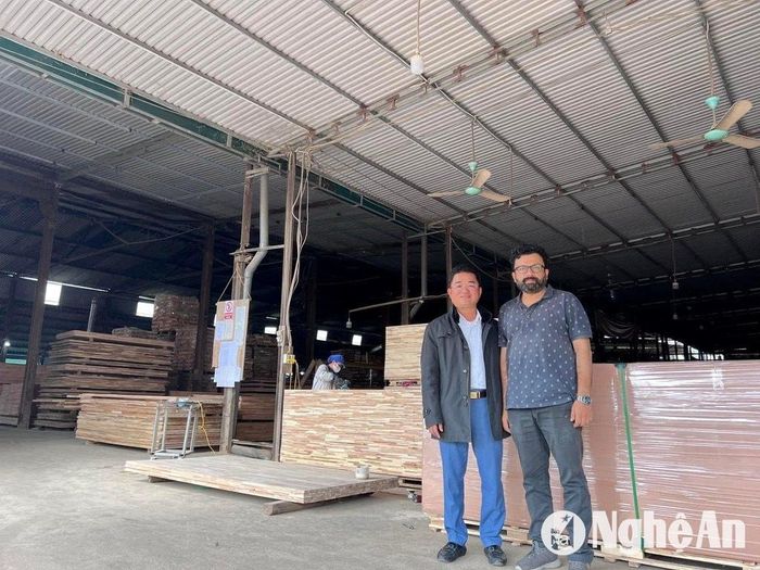 Đối tác Mỹ sang tận nơi để kiểm tra chất lượng sản phẩm gỗ. Ảnh: VT