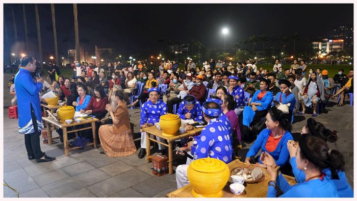 Các nghệ nhân và người dân tham gia không gian diễn xướng dân ca ví, giặm tại Quảng trường Hồ Chí Minh. Ảnh: Minh Quân