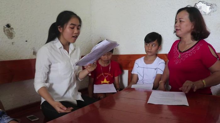 Nghệ nhân Nhân dân Võ Thị Hồng Vân (CLB Dân ca ví, giặm xã Ngọc Sơn) truyền dạy dân ca cho các em học sinh. Ảnh: NVCC