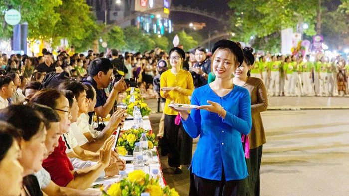 CLB Dân ca ví, giặm xã Hưng Tân biểu diễn tại một sự kiện trên phố đi bộ Vinh. Ảnh tư liệu: Minh Quân