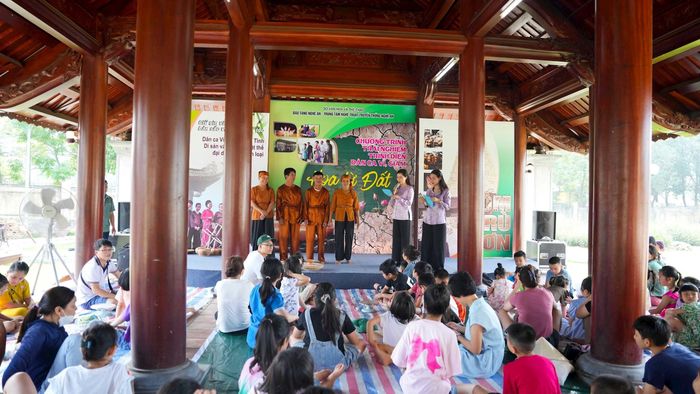 Các em thiếu nhi tham gia chương trình trải nghiệm dân ca ví, giặm tại Bảo tàng Nghệ An. Ảnh: Minh Quân