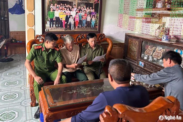 Ông Hồ Anh Đức cùng Công an xã Quỳnh Lương (Quỳnh Lưu) trao đổi, nắm bắt thông tin về tình hình ANTT trên địa bàn thôn 2. Ảnh: CSCC