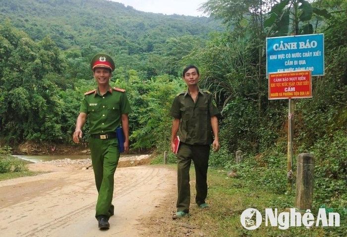 Anh Lương Văn Phúc cùng Công an xã Chiêu Lưu xuống địa bàn. Ảnh: Phạm Thủy