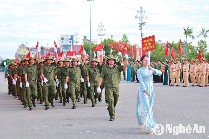 Lễ ra mắt lực lượng tham gia bảo vệ an ninh, trật tự ở cơ sở. Ảnh: CANA