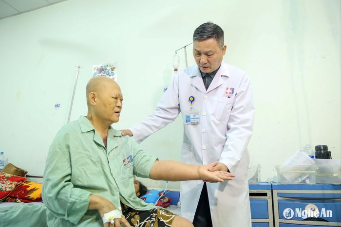 Bệnh nhân Dư Thị Oanh ở Hưng Nguyên có hoàn cảnh khó khăn, quá trình điều trị ở Bệnh viện Ung bướu Nghệ An đã nhận được nhiều sự giúp đỡ của bác sĩ Chuyên khoa II Nguyễn Văn Hướng. Ảnh: Đình Tuyên