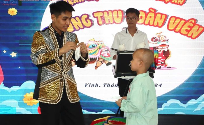 Chương trình Trung thu đoàn viên do Bệnh viện Ung bước Nghệ An phối hợp với các nhà hảo tâm tổ chức. Ảnh: CSCC