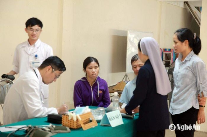 Bác sĩ Chuyên khoa II Nguyễn Văn Hướng trong một chuyến khám bệnh từ thiện. Ảnh: CSCC